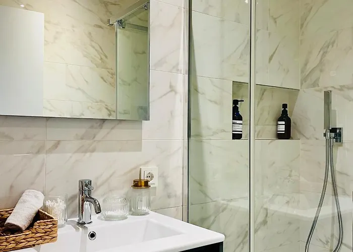 Elegant Sky With 公寓